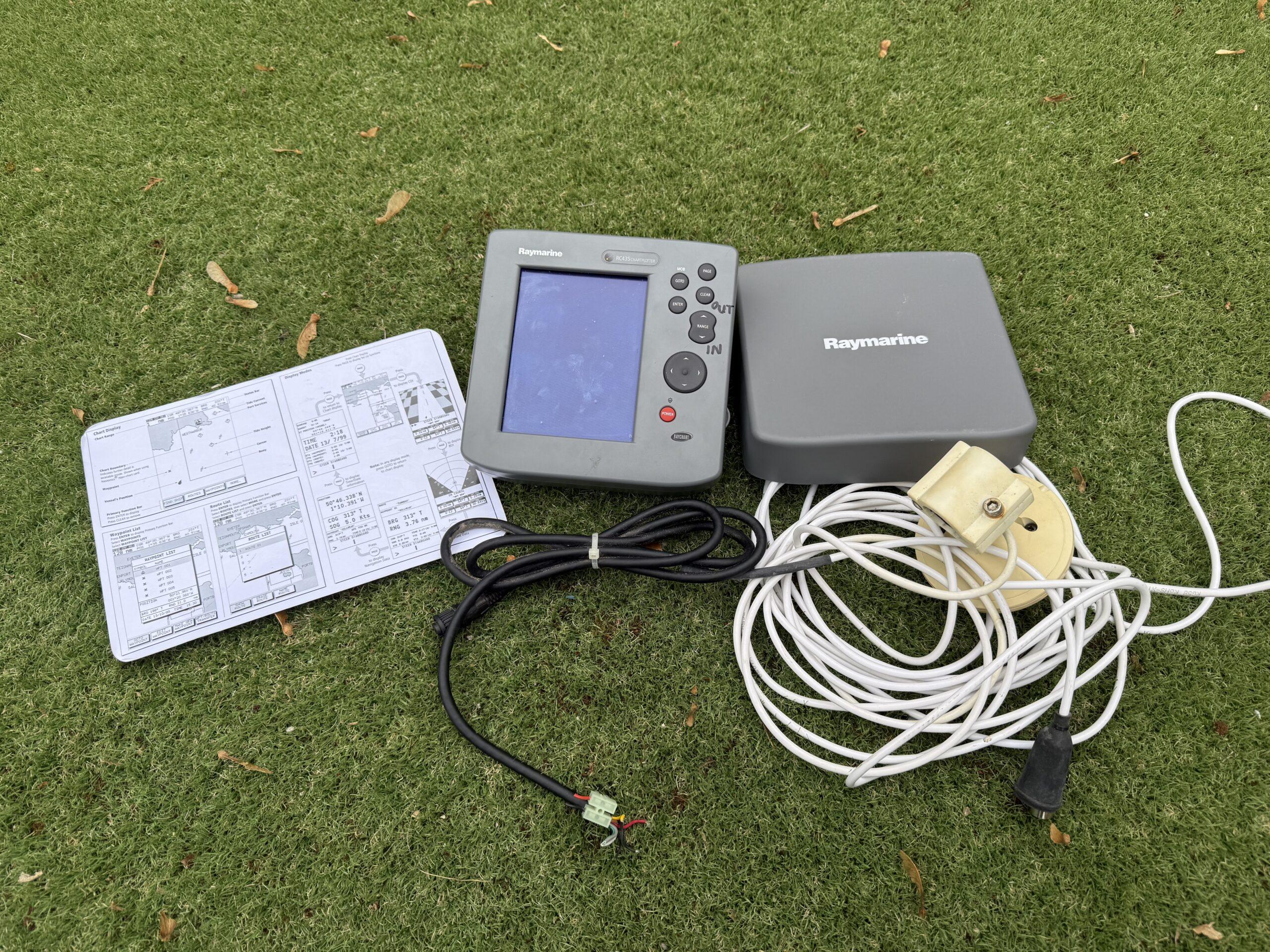 Raymarine RC435 Chartplotter and Antenna